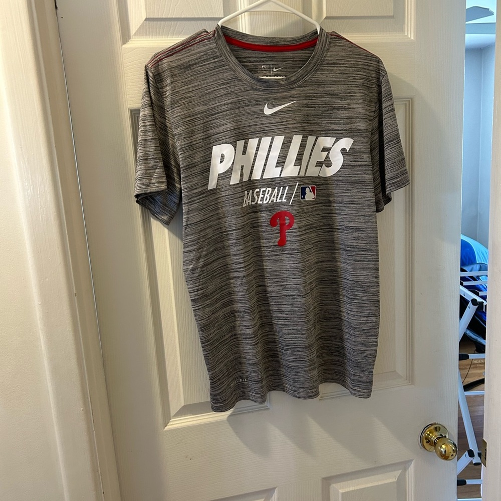 Men’s Philadelphia Phillies shirt. Size small